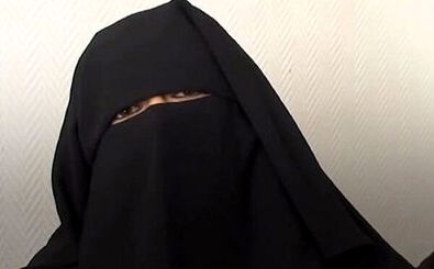 عکس یک زن مسن چادری در حال موتورسواری سوژه شد