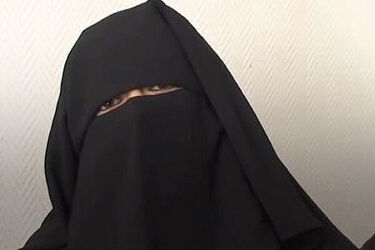 عکس یک زن مسن چادری در حال موتورسواری سوژه شد