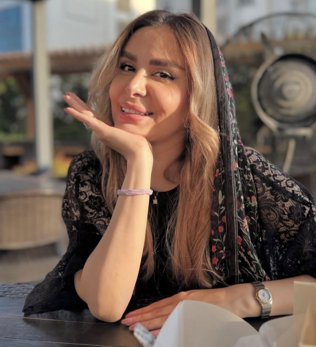 نجمه جودکی در یک کافه 2