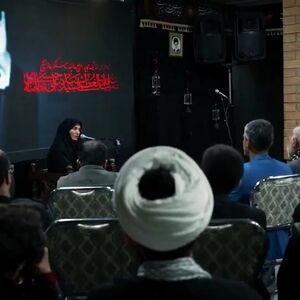 مداحی یک زن برای رهبر شهید انقلاب در جمعی مردانه/ ویدئو