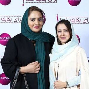 ژست عجیب الناز حبیبی در آغوش نرگس محمدی/ عکس
