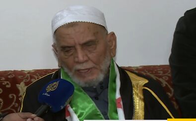 تصاویر مردی که سنگ اول را به بشار اسد زد
