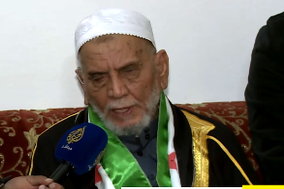 تصاویر مردی که سنگ اول را به بشار اسد زد

