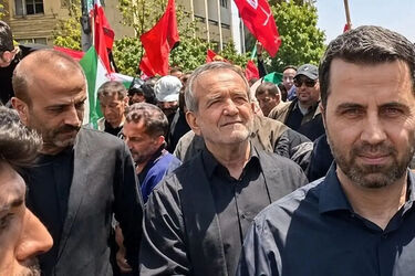 حمله تندروها به پزشکیان در مراسم تشییع پیکر رهبر شهید با شعار «مرگ بر سازشگر»/ ویدئو