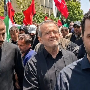 حمله تندروها به پزشکیان در مراسم تشییع پیکر رهبر شهید با شعار «مرگ بر سازشگر»/ ویدئو
