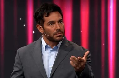 هنگ کردن محمدرضا گلزار روی آنتن زنده/ ویدئو