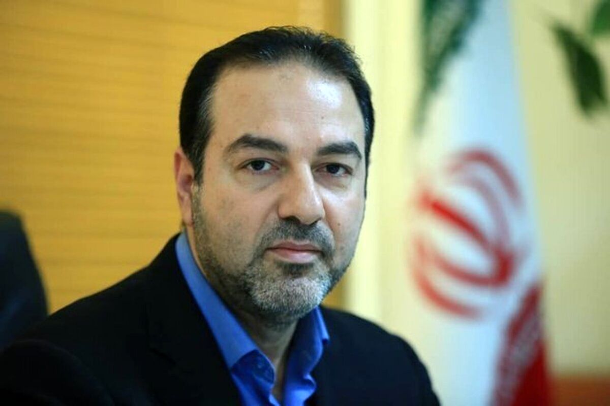 درگیری لفظی معاون وزیر بهداشت با یک خبرنگار با الفاظ ناشایست: یک الف بچه! من تو را بپیچانم؟/ ویدئو