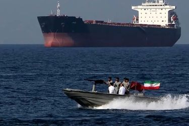 فیلم نماز خواندن روی کشتی غول پیکر امریکایی