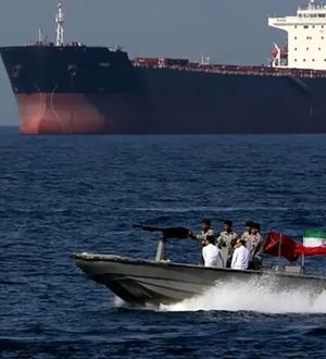 فیلم نماز خواندن روی کشتی غول پیکر امریکایی