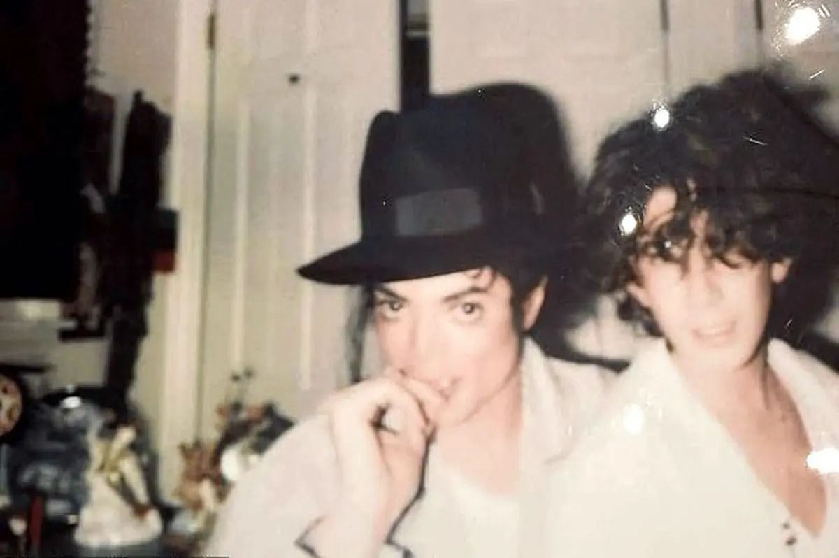 انتشار عکس‌های فاجعه‌بار مایکل جکسون با کودکان 