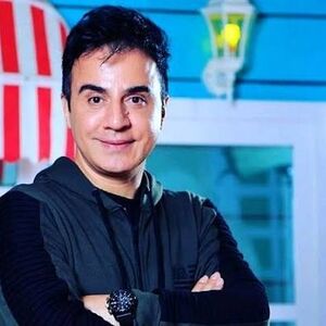 عمو پورنگ توسط دختران نوجوان محاصره شد/ ویدئو