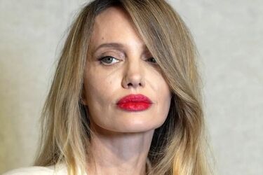 عکسی جالب از کودکی زیباترین بازیگر هالیوود/ چهره زیبای آنجلینا جولی در کودکی