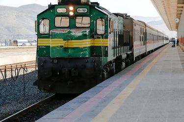 نجات معجزه‌آسای یک نوزاد از زیر قطار/ ویدئو