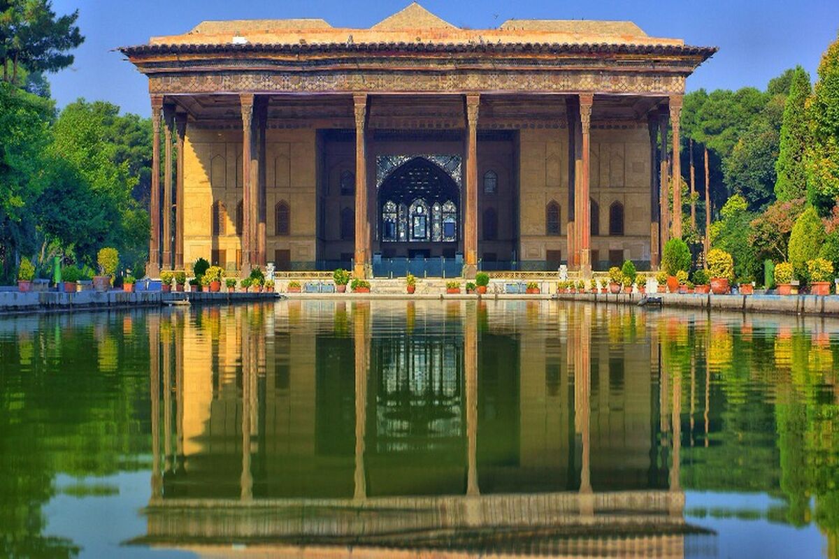 تصاویری از آسیب‌ کاخ چهل‌ستون در حمله به اصفهان