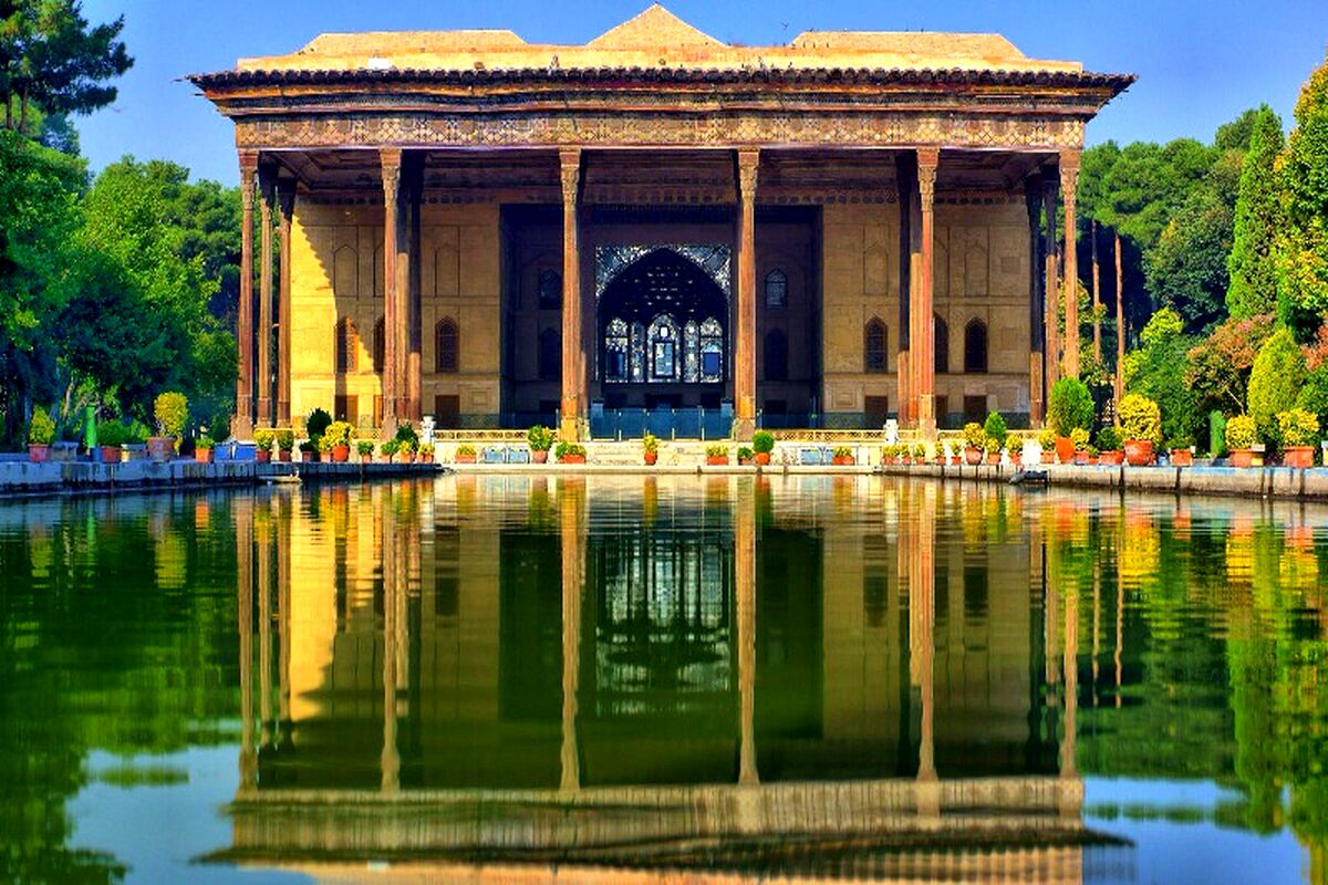 تصاویری از آسیب‌ کاخ چهل‌ستون در حمله به اصفهان