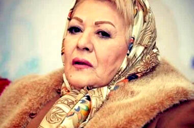 آواز خواندن بازیگر زن در پشت صحنه همه را غافلگیر کرد/ ویدئو