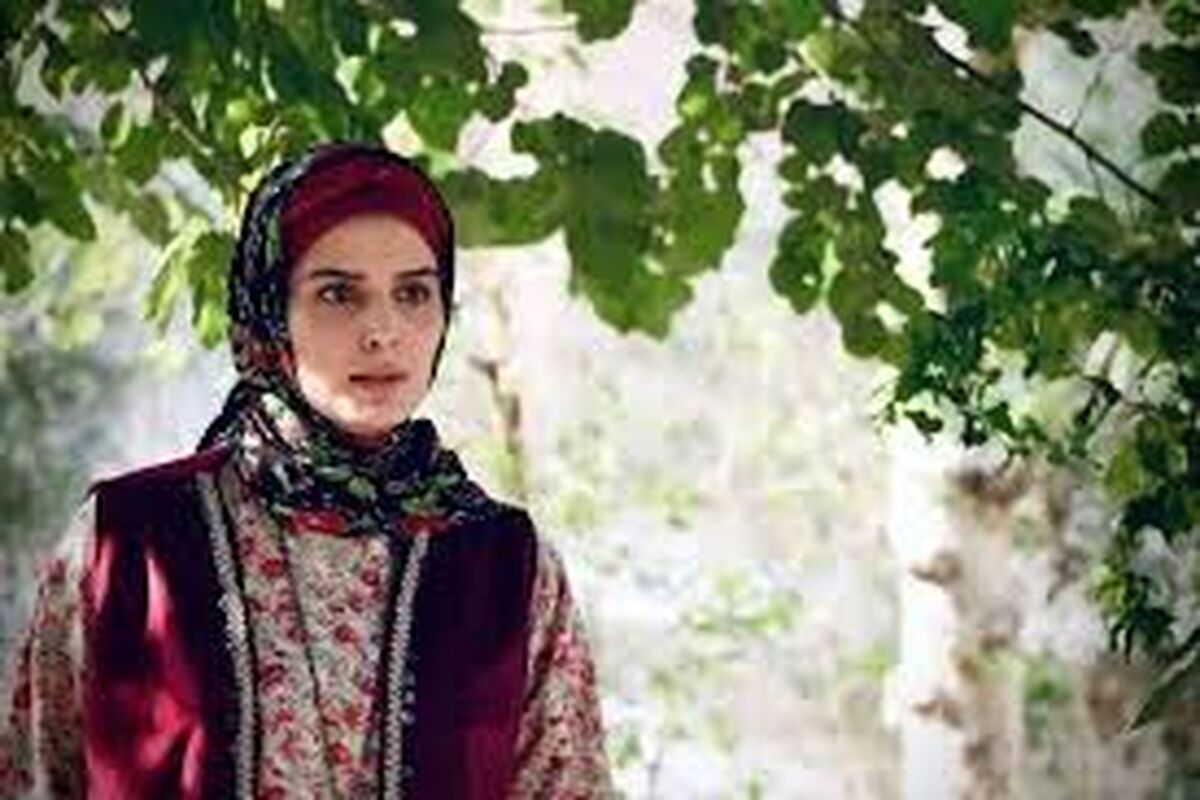 تیپ و چهرۀ «غزاله اکرمی» (سوجان) در زمین تنیس/ عکس