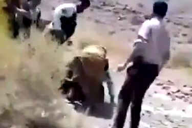 تصاویر تلخ از برخورد ماموران با یک زن بلوچ
