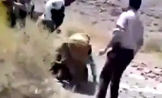 تصاویر تلخ از برخورد ماموران با یک زن بلوچ