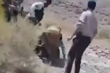 تصاویر تلخ از برخورد ماموران با یک زن بلوچ