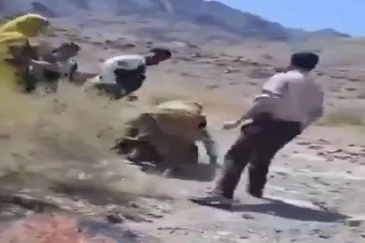 تصاویر تلخ از برخورد ماموران با یک زن بلوچ