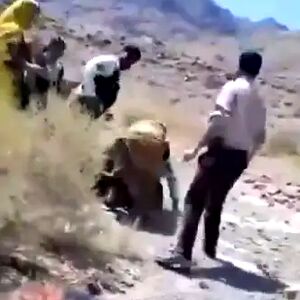 تصاویر تلخ از برخورد ماموران با یک زن بلوچ