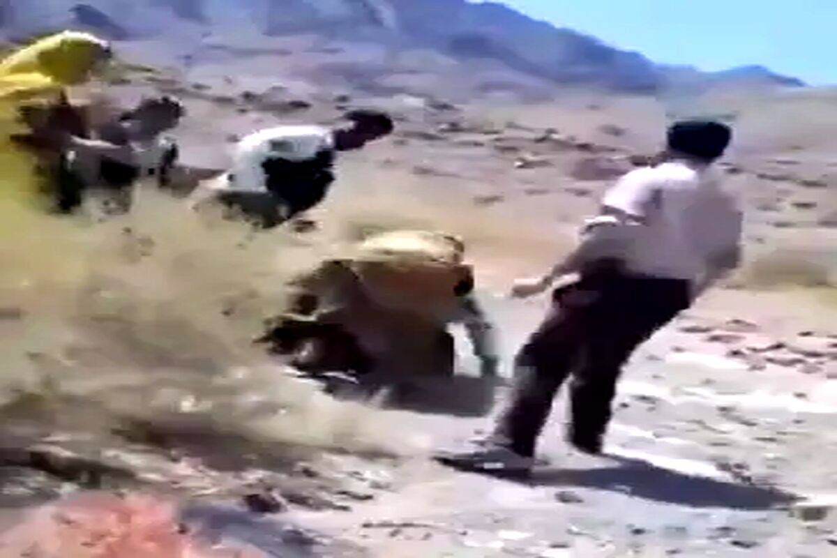 تصاویر تلخ از برخورد ماموران با یک زن بلوچ
