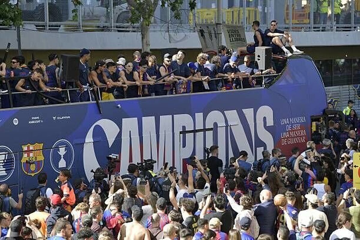  درگیری ستاره‌های بارسلونا با درخت!/ عکس
