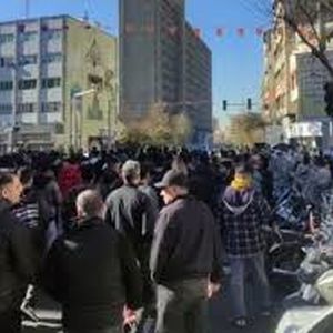 تجمع اعتراضی بازاریان تهران به افزایش شدید قیمت ارز و طلا/ ویدئو