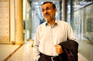 صحنه بوسیدن دست احمدی‌نژاد باز هم تکرار شد!/ ویدئو
