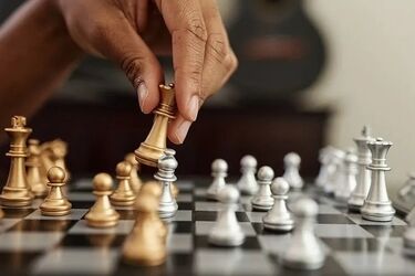 مصدومیت پا در مسابقه شطرنج!/ ویدئو