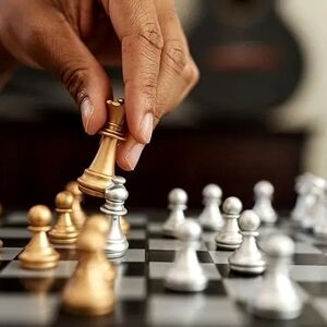 مصدومیت پا در مسابقه شطرنج!/ ویدئو