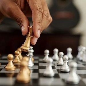 مصدومیت پا در مسابقه شطرنج!/ ویدئو