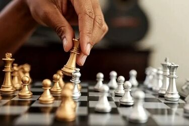 مصدومیت پا در مسابقه شطرنج!/ ویدئو