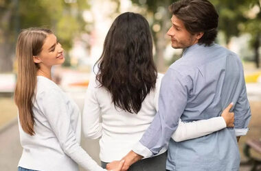 چگونه بفهمیم همسرمان به ما خیانت می کند؟/ ویدئو