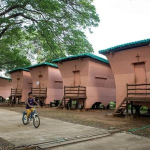  خانه‌هایی که از زمین‌لرزه ۷٫۷ ریشتری جان سالم به در بردند