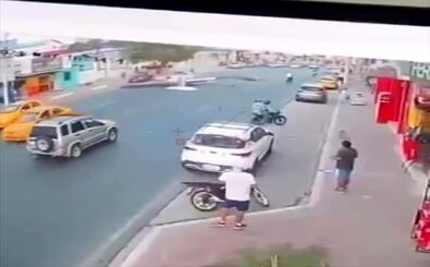 لحظه هولناک سقوط هواپیما، وسط خیابان!/ ویدئو
