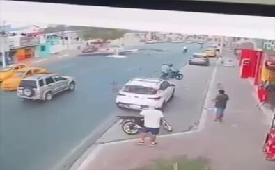 لحظه هولناک سقوط هواپیما، وسط خیابان!/ ویدئو
