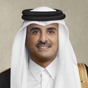 امیر قطر با تیپ جدید در کافه دیده شد/ ویدئو