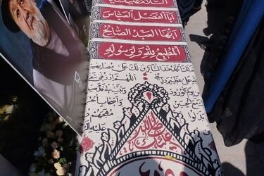 ویدئوی زشتی که از حاشیه مراسم خاکسپاری اکبر عبدی منتشر شد