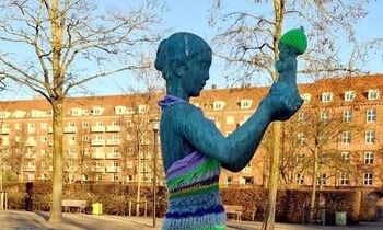 دانمارکی‌ها برای مجسمه‌های زنان برهنه بافتنی بافتند!