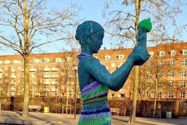 دانمارکی‌ها برای مجسمه‌های زنان برهنه بافتنی بافتند!