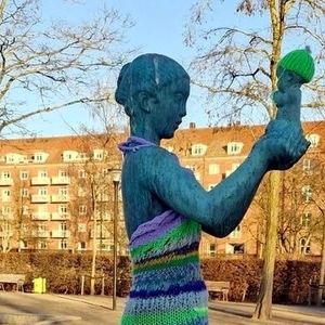 دانمارکی‌ها برای مجسمه‌های زنان برهنه بافتنی بافتند!