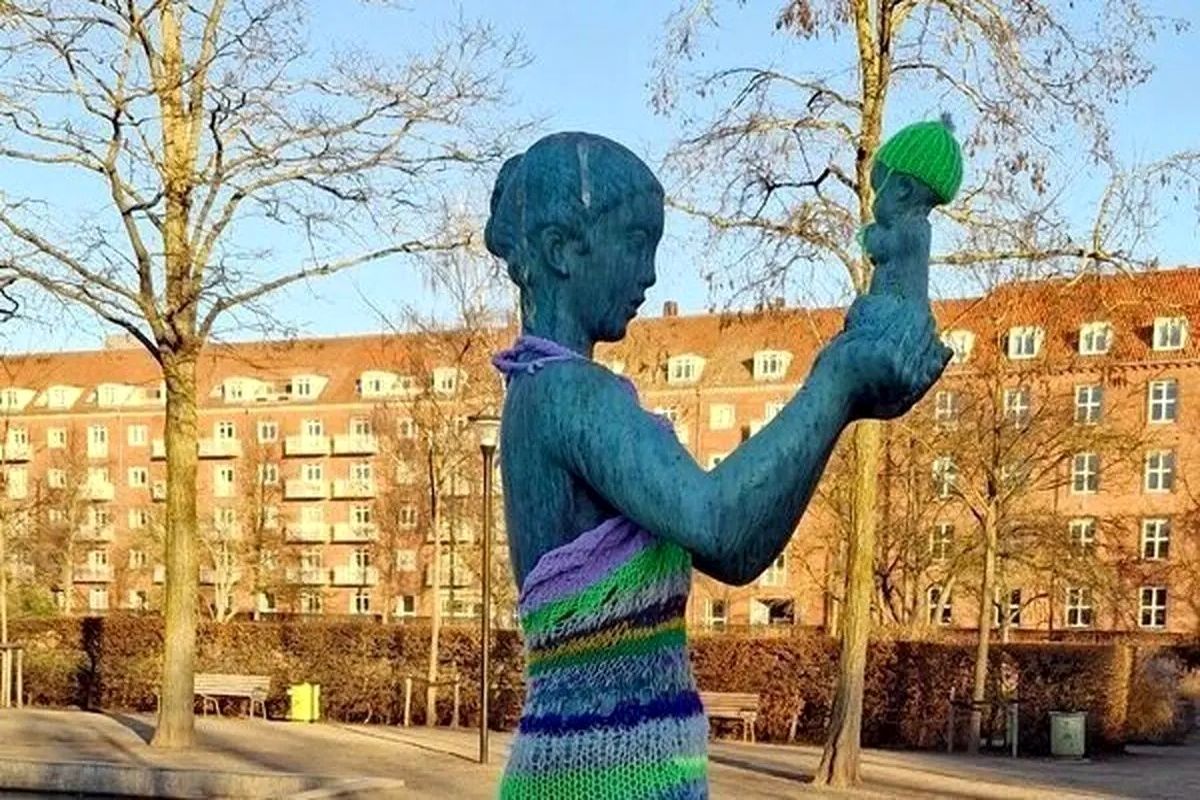 دانمارکی‌ها برای مجسمه‌های زنان برهنه بافتنی بافتند!