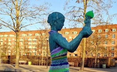دانمارکی‌ها برای مجسمه‌های زنان برهنه بافتنی بافتند!