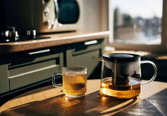 آیا چای می‌تواند نیاز روزانه بدن به آب را تأمین کند؟