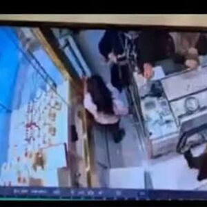 شاهکاری که یک دختر بچه در طلافروشی رقم زد!/ ویدئو