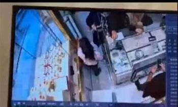 شاهکاری که یک دختر بچه در طلافروشی رقم زد!/ ویدئو