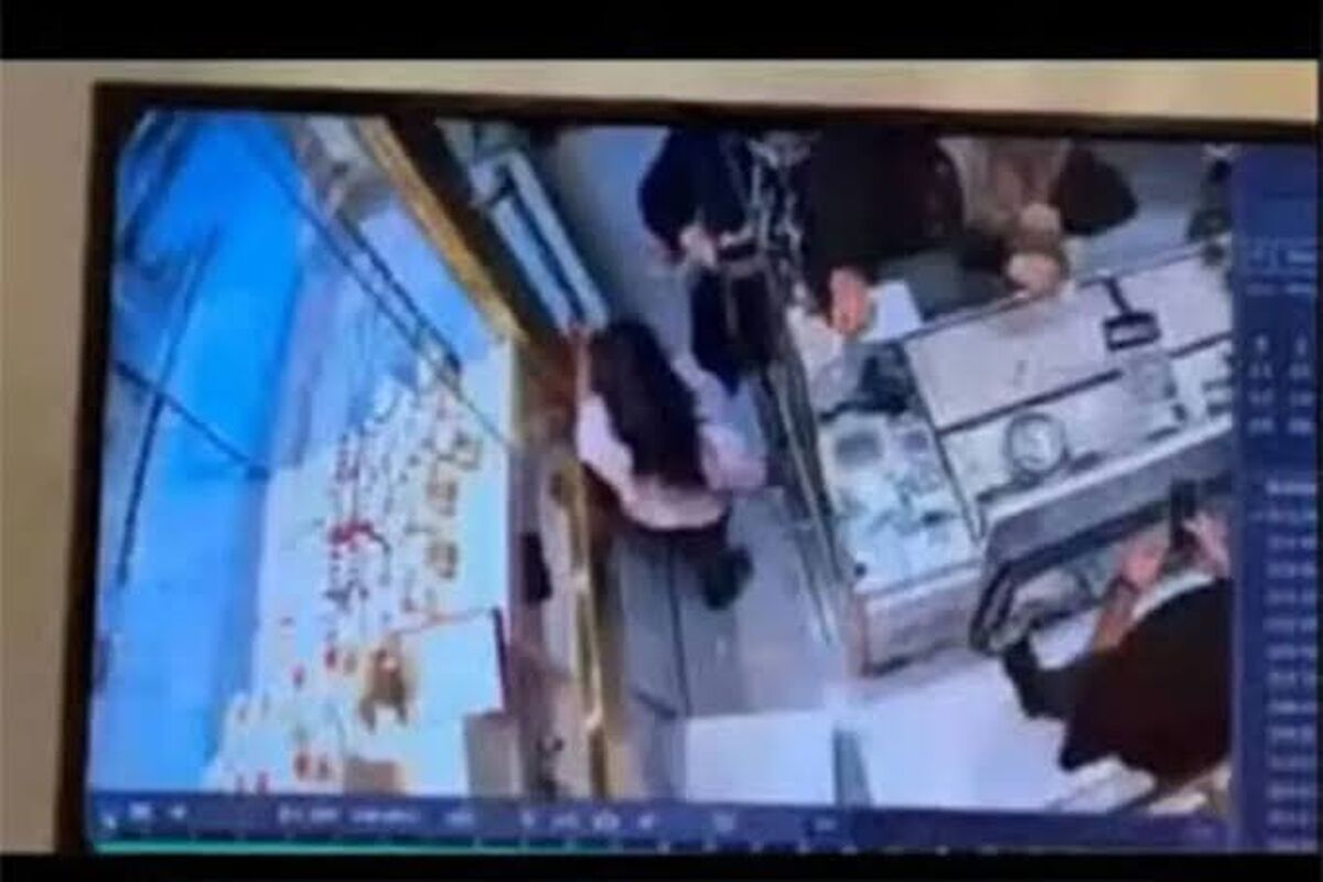 شاهکاری که یک دختر بچه در طلافروشی رقم زد!/ ویدئو