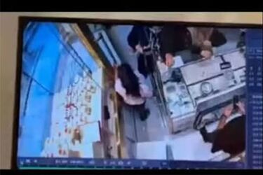 شاهکاری که یک دختر بچه در طلافروشی رقم زد!/ ویدئو